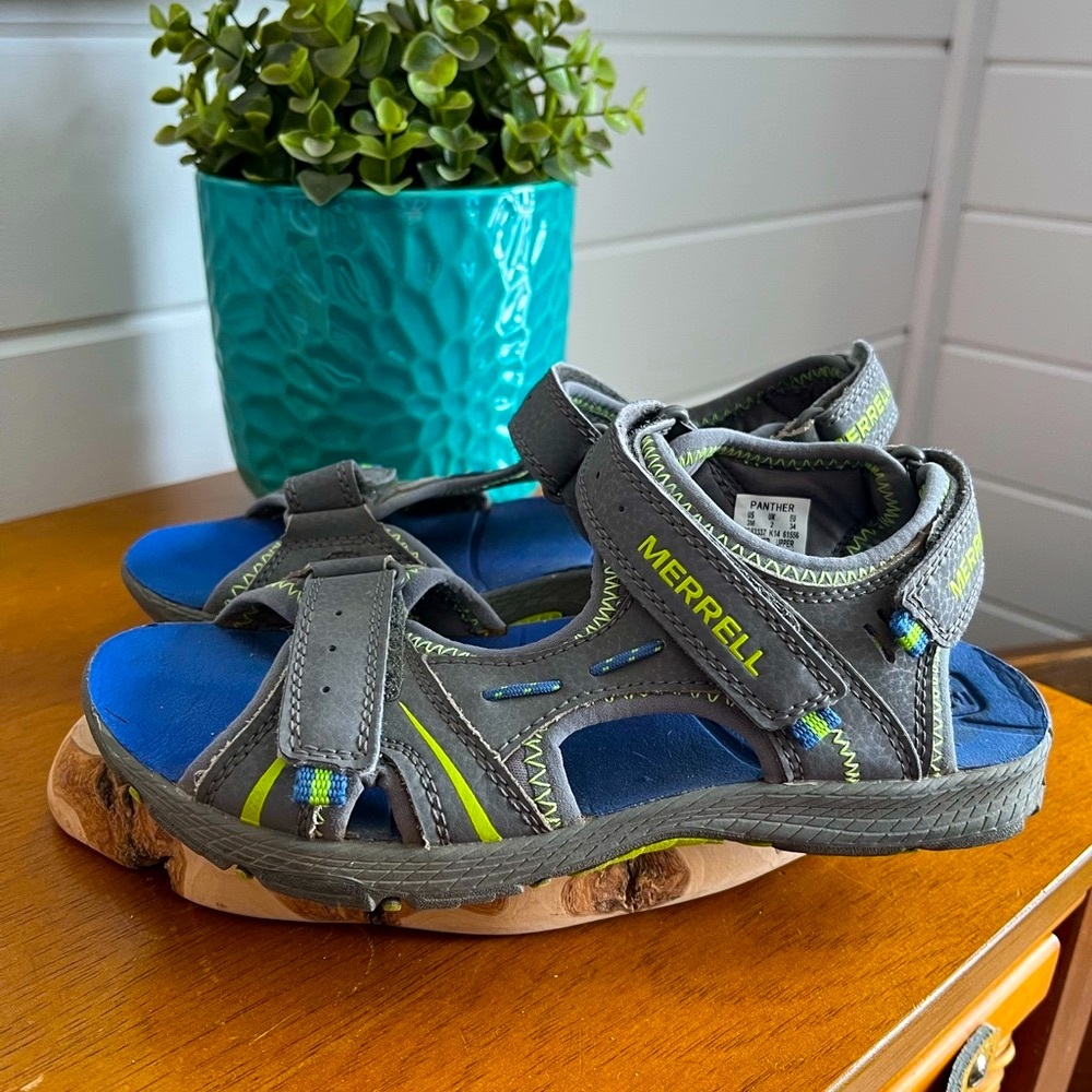 Merrell Sandal Youth/Boy’s Size 2 , Grey/Blue, great Used condition